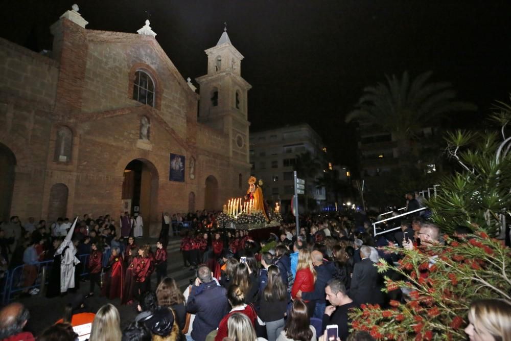 El protocolo para evitar la lluvia funcionó. El adelanto de la hora de salida de las procesiones del Silencio y Descendimiento de Cristo permitió que discurrieran por las calles de Torrevieja. Poco de