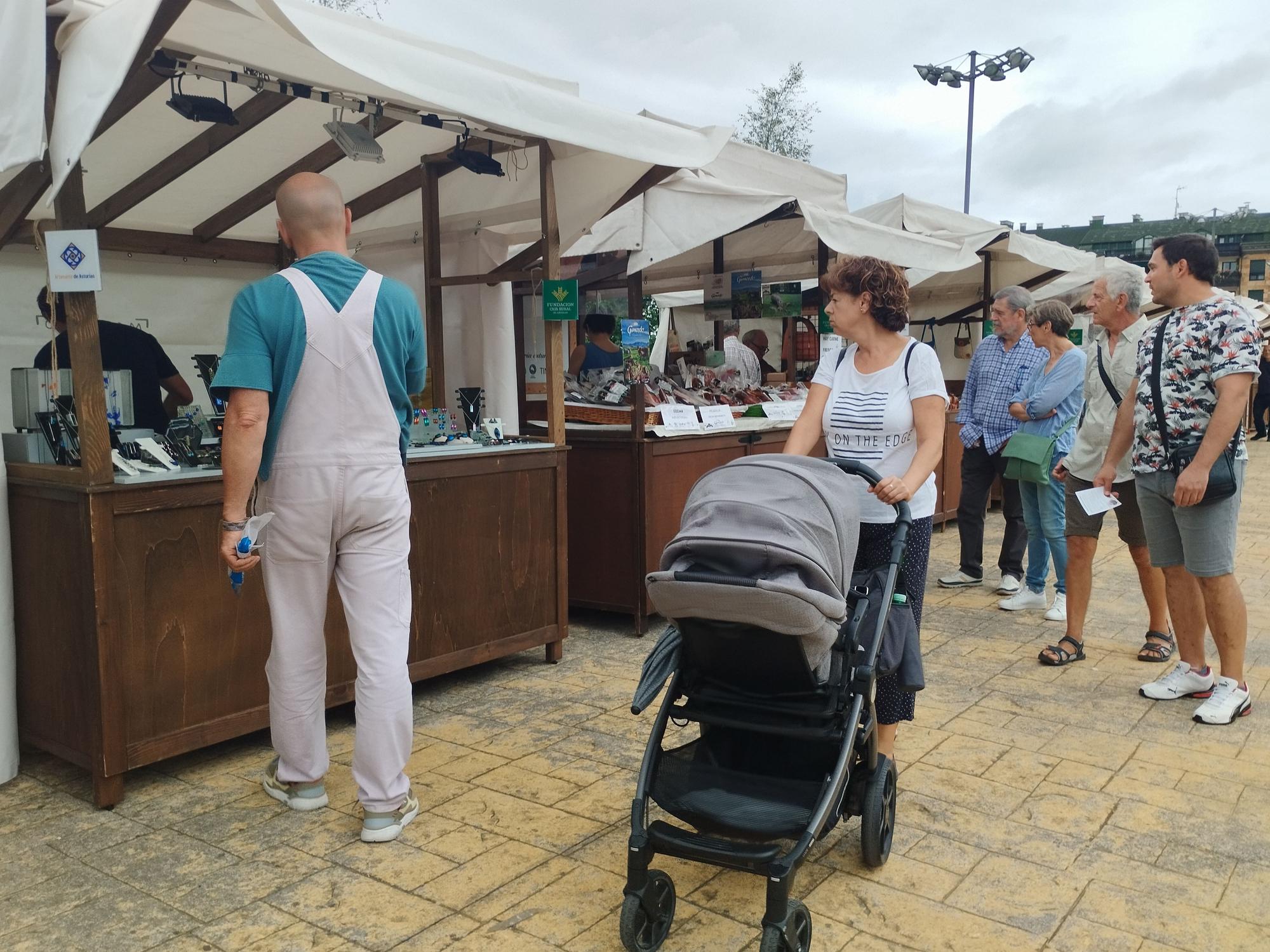 Villaviciosa esquiva la lluvia en el Mercado Artesano y Ecológico, en imágenes