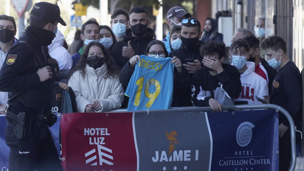Aficionados del Barcelona, la pasada temporada esperando a su equipo en el Hotel Luz de Castelló.