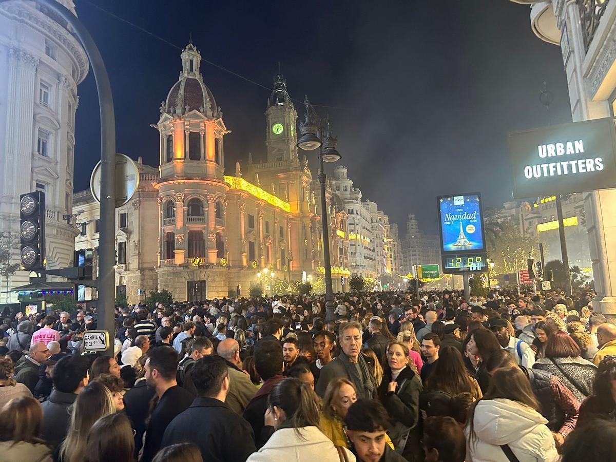 Miles de personas pasean por el centro de València.