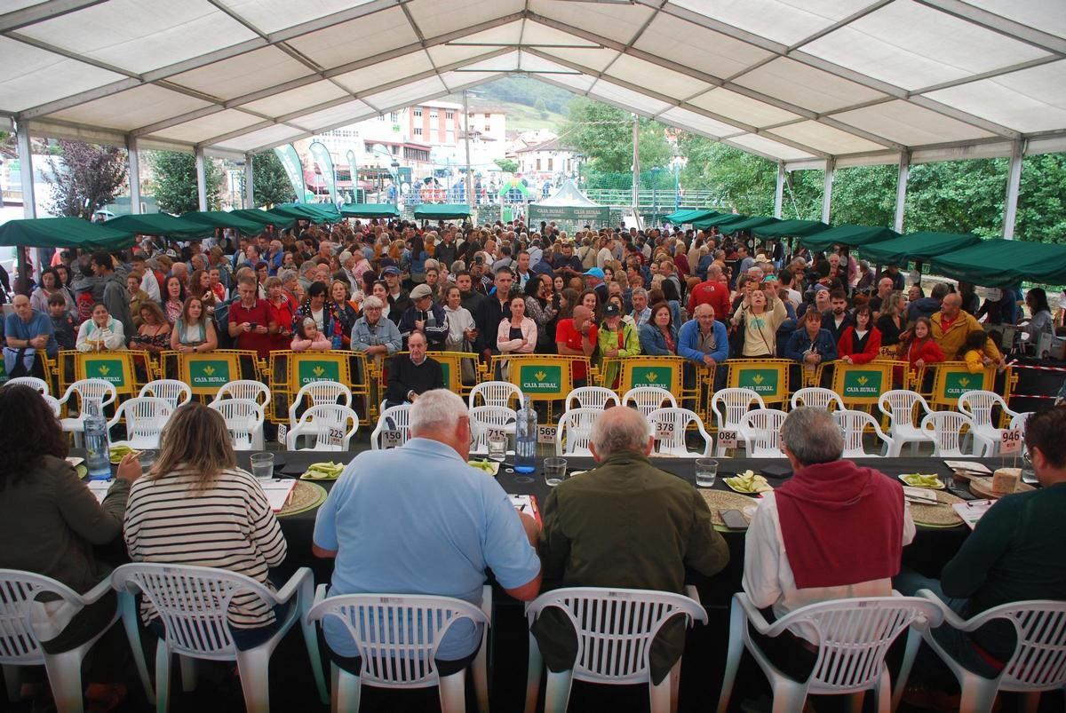 Los catadores, en primer término, y parte del público asistente al Certamen de Arenas de Cabrales.