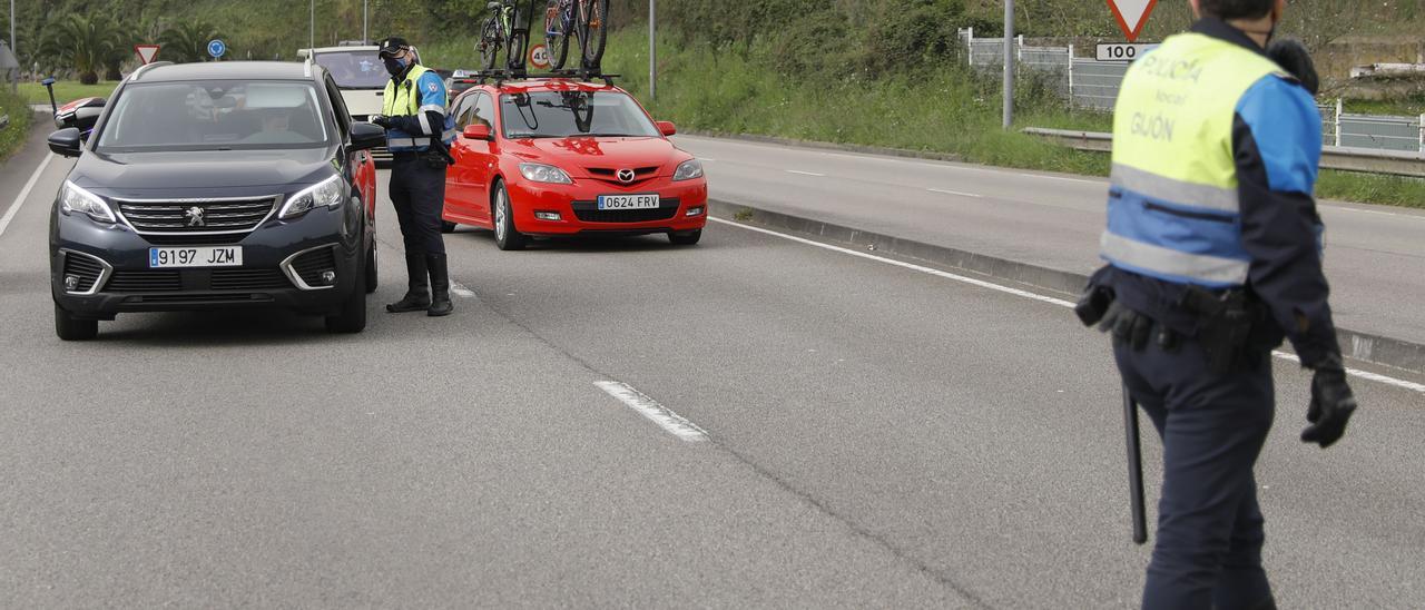 Control de la Policía Local esta Semana Santa en Ceares.