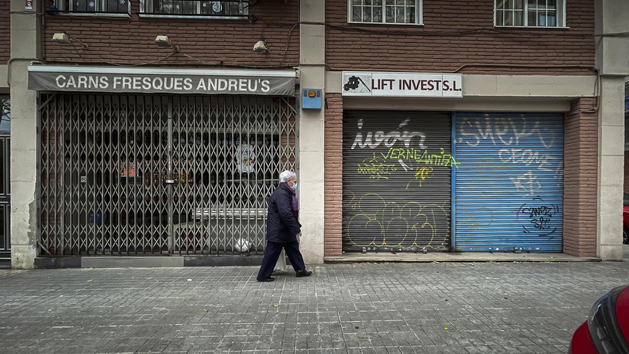 Barcelona 09/12/2021 Locales comerciales cerrados por la crisis En la foto, locales cerrados en el barrio de la Verneda FOTO de FERRAN NADEU