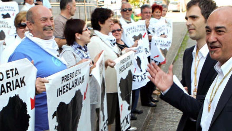 Martín Garitano muestra su apoyo a los presos de ETA