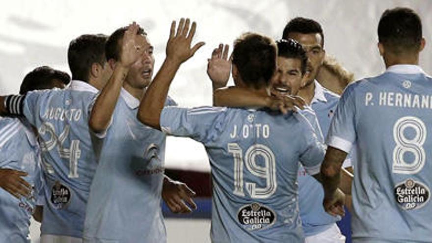 Los jugadores del Celta celebran el gol de Orellana. // Efe