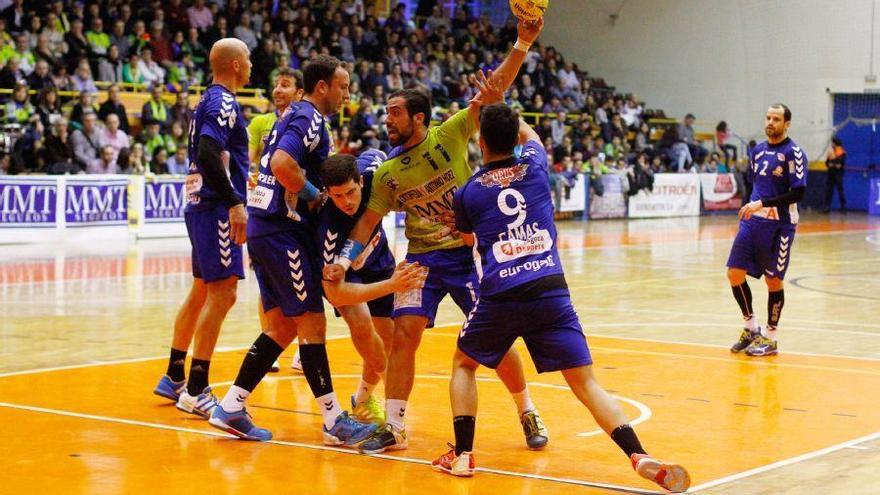 Dura derrota del MMT Seguros ante el Balonmano Aragón (22-25)