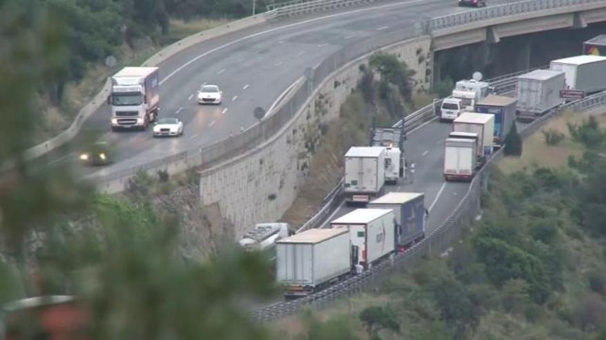 Dos morts en bolcar un camió a l'autopista a La Jonquera