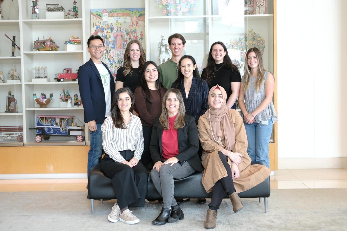 Carmen Fernández-Ramírez, con su equipo de investigación, en Dallas.