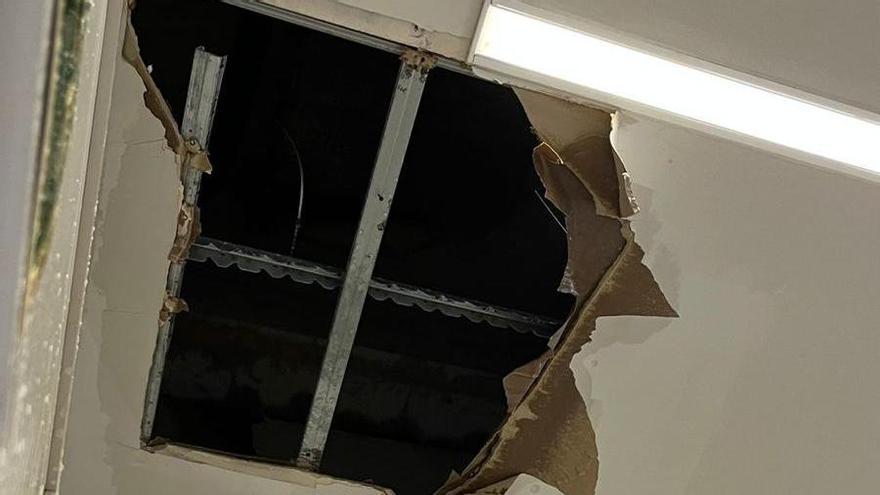 FOTOS | Policías locales de Capdepera denuncian "riesgo de electrocución" tras sufrir derrumbes e inundaciones en el cuartel junto a los cuadros eléctricos