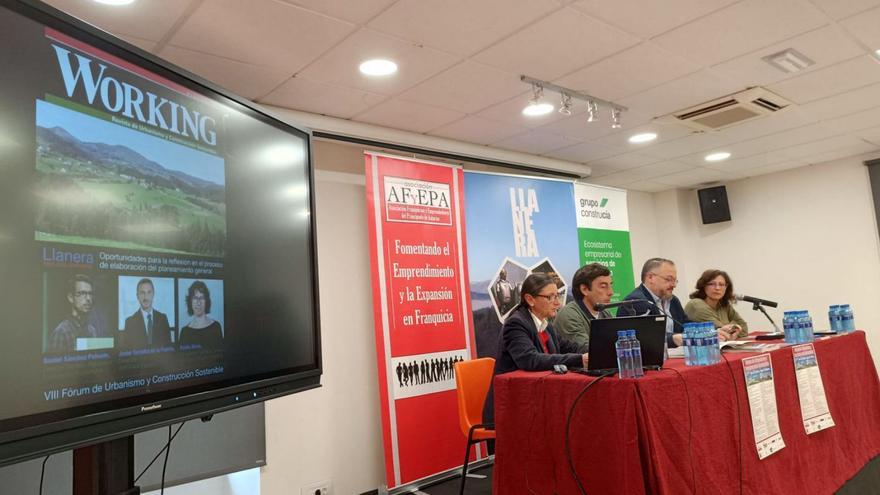 Por la izquierda, Guadalupe Zapico, Gerardo Sanz, Joel García y Laura López, durante la inauguración. | L. R.