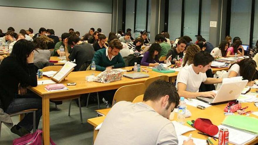 Los universitarios aprovechan el fin de semana para estudiar en las salas 24 horas