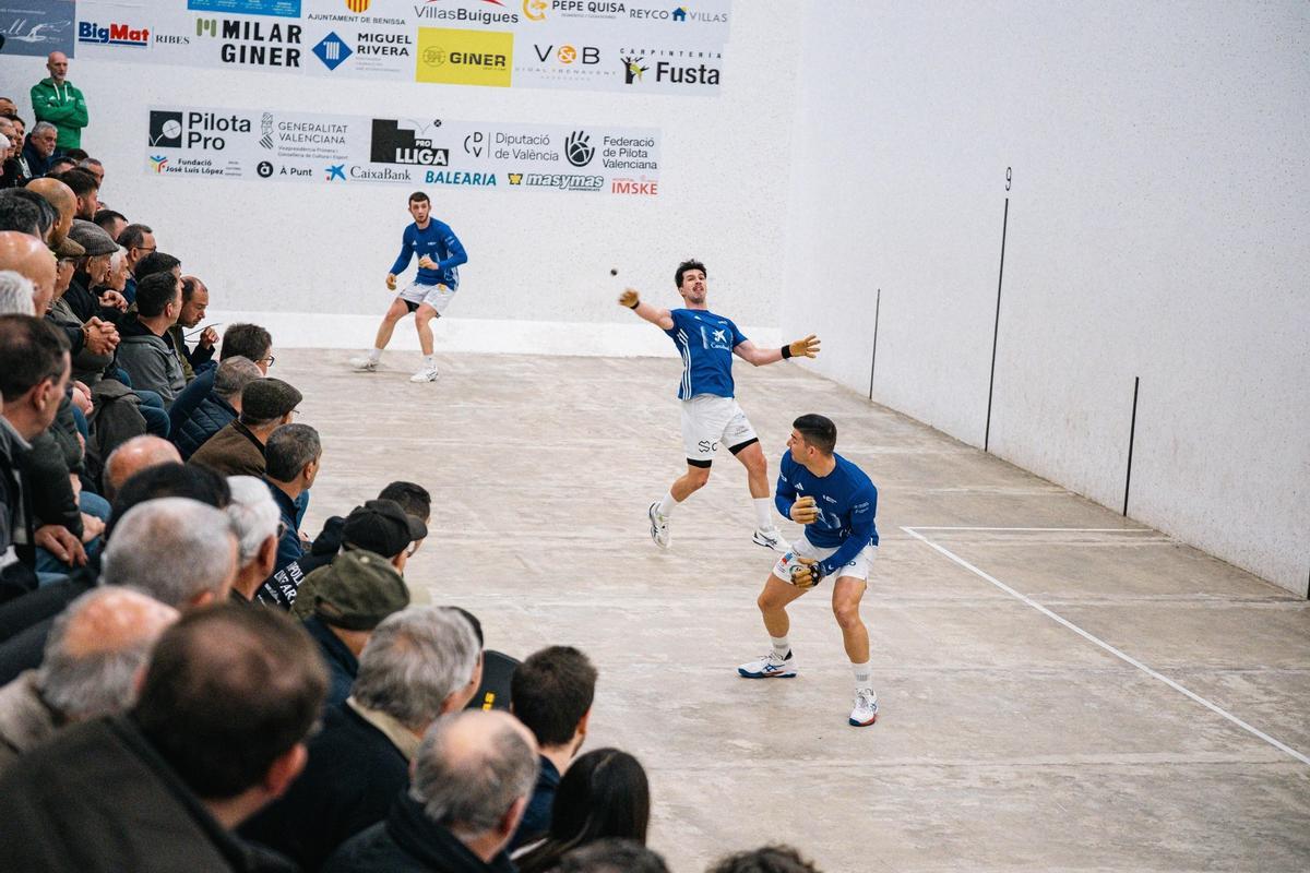 El rest d'Almiserà i els seus companys en una partida de campionat