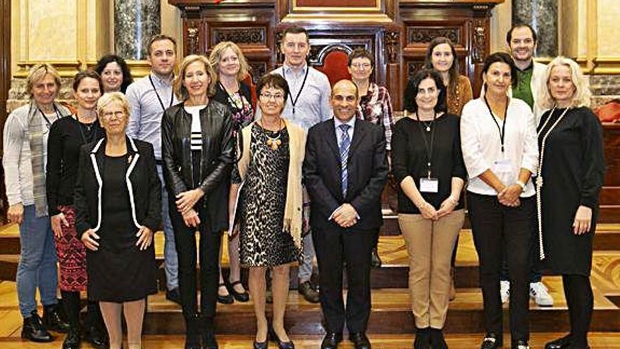 El edil de cultura, en el centro, junto a los representantes.