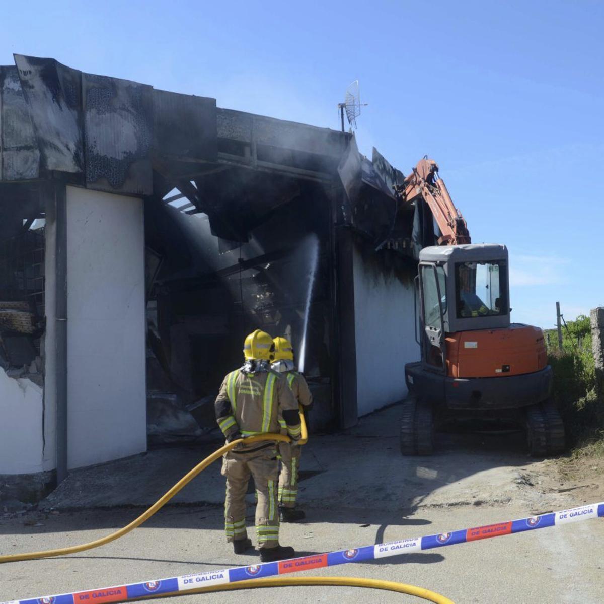 Bomberos de O Salnés durante una intervención.  | NOÉ PARGA