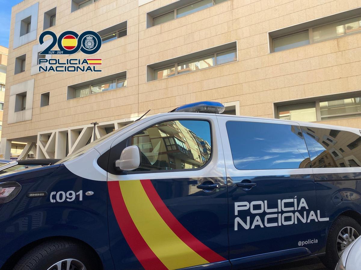 Un vehículo de la Policía Nacional en la Comisaría de Alicante