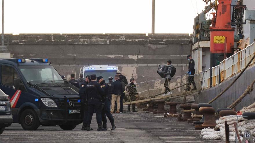 Imagen de la operación policial en el carguero ‘Blume’ en la tarde del jueves en Santa Cruz de Tenerife. | |