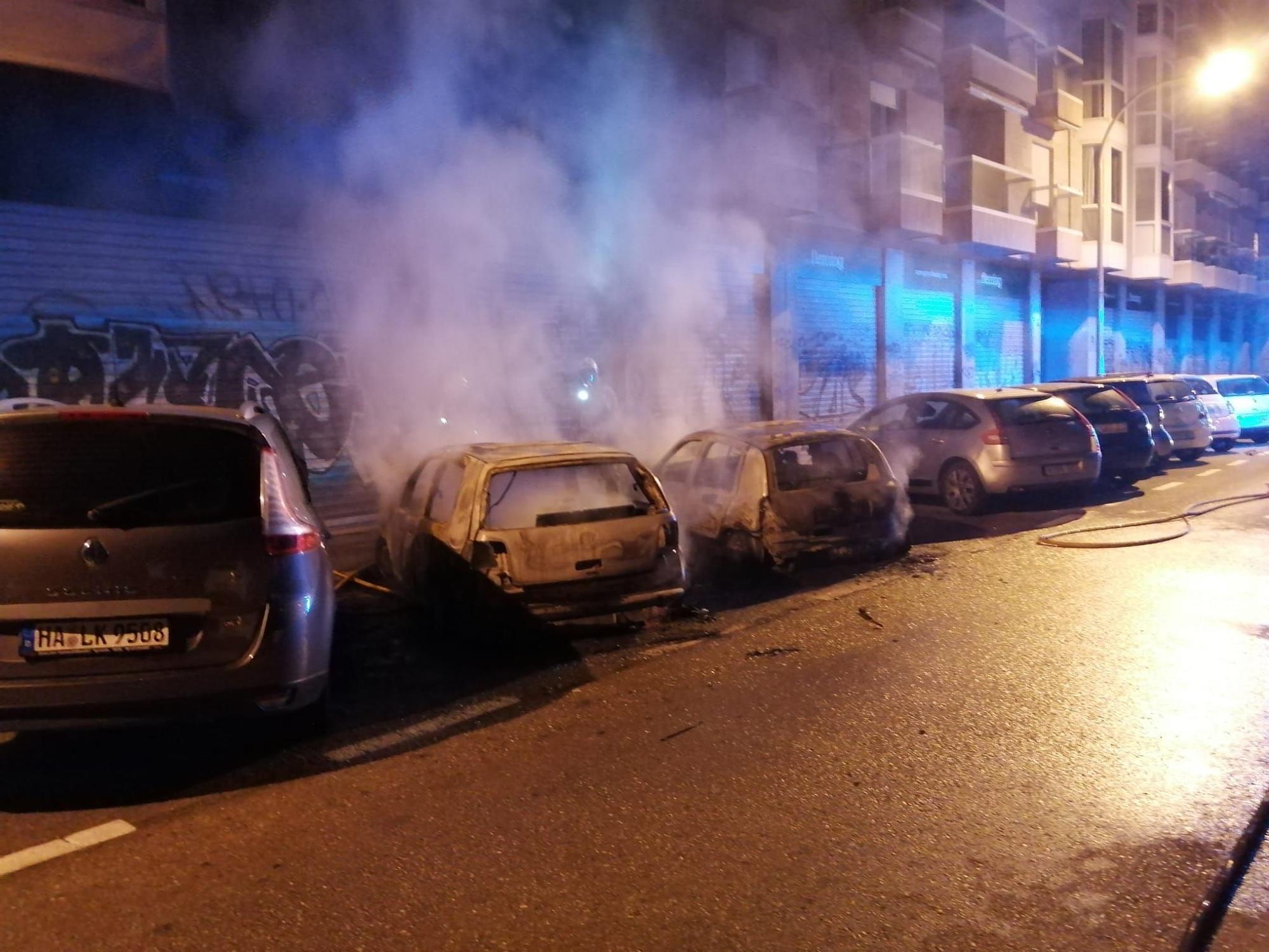 Un incendio destruye tres coches y causa daños en un edificio de Palma