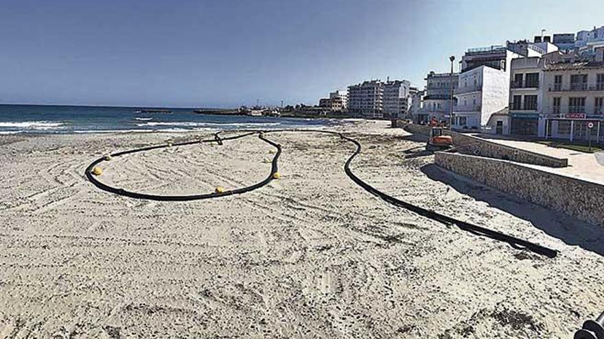 La tuberÃ­a para la operaciÃ³n de regeneraciÃ³n de arena de la maltrecha playa de s&#039;Illot, ayer.