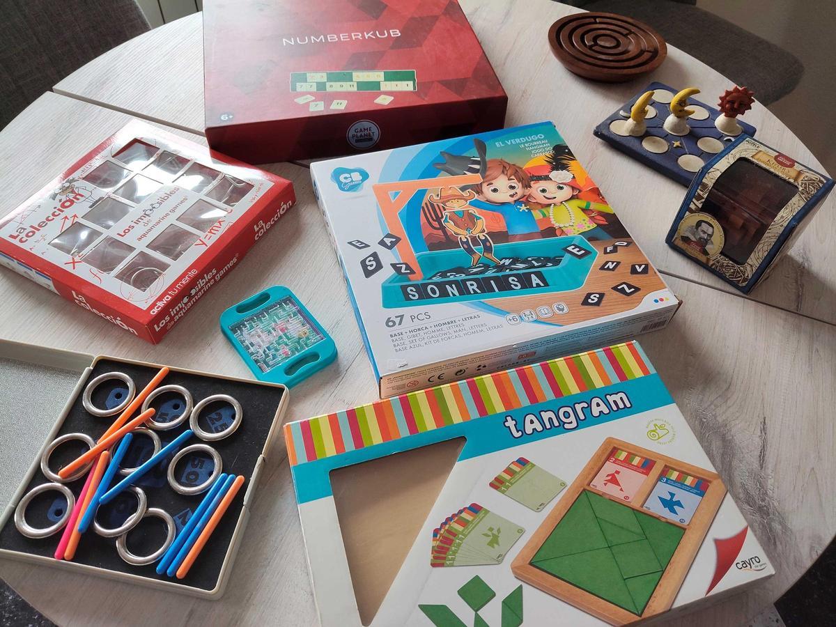Varios juegos de mesa para adultos y niños.