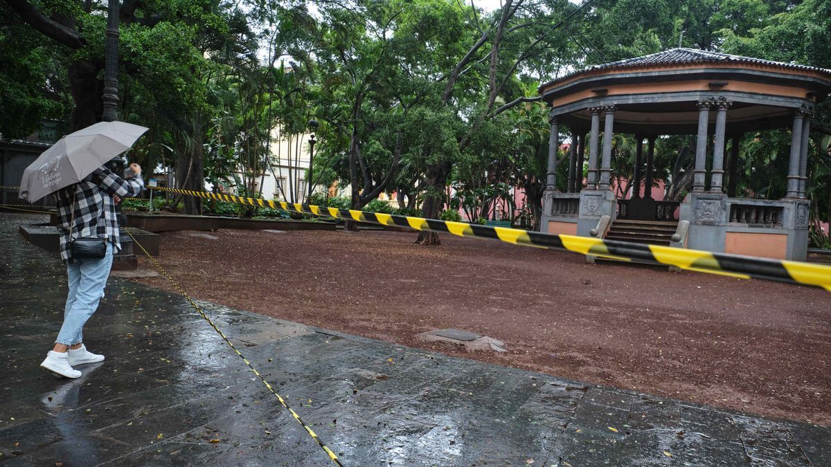 Una persona se acerca a una plaza cerrada en Tenerife por la tormenta 'Hermine'.