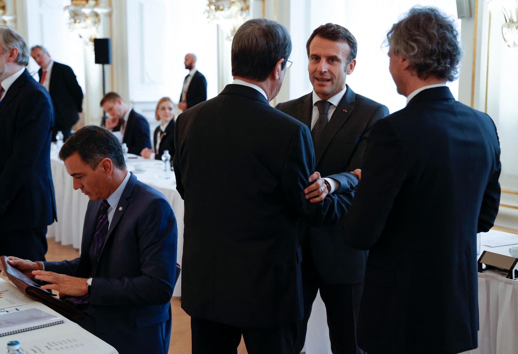 El presidente de Francia, Emmanuel Macron, y los primeros ministros de Eslovenia, Robert Golob, y Chipre, Nicos Anastasiades, junto al presidente de España, Pedro Sanchez.