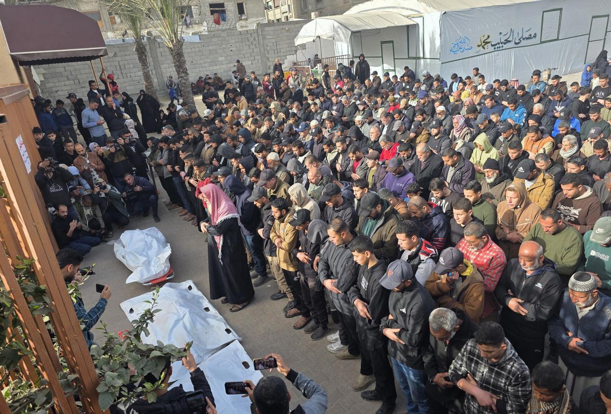 Los palestinos se despiden en el Hospital Nasser de los cadáveres de varios ciudadanos que murieron en un ataque israelí.