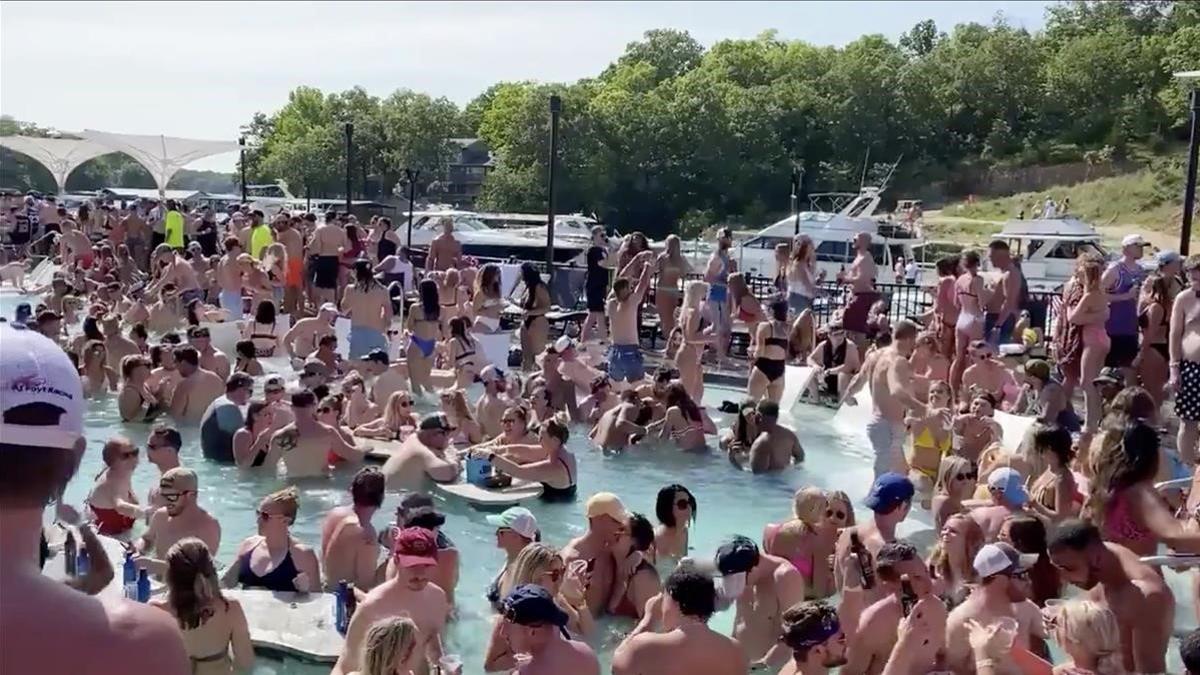 Captura de vídeo en el que se ve a decenas de personas en una piscina de los Orzaks, en Misuri, sin respetar la distancia social.