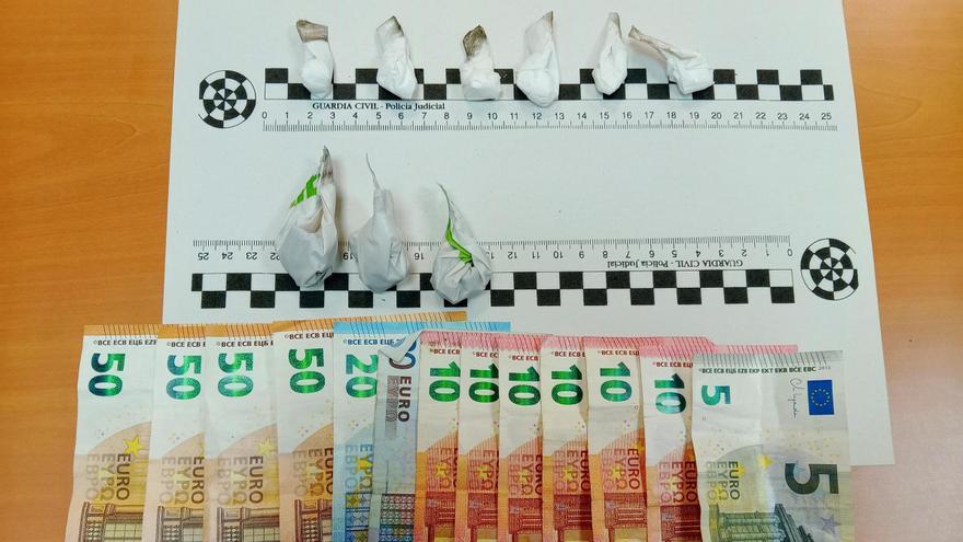 Sustancias y dinero intervenido por la Guardia Civil en Pozoblanco.