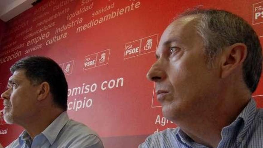 José Luis Coble, en primer término, junto a Armando Fernández Natal, último candidato socialista a la Alcaldía de Mieres.