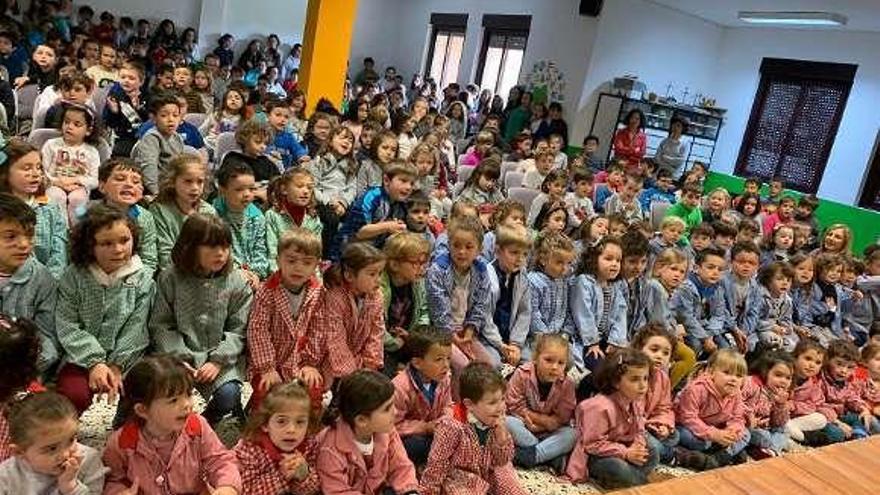 HUEVOS DE PASCUA. El colegio de Infiesto entregó los premios del concurso de decoración a los escolares participantes.