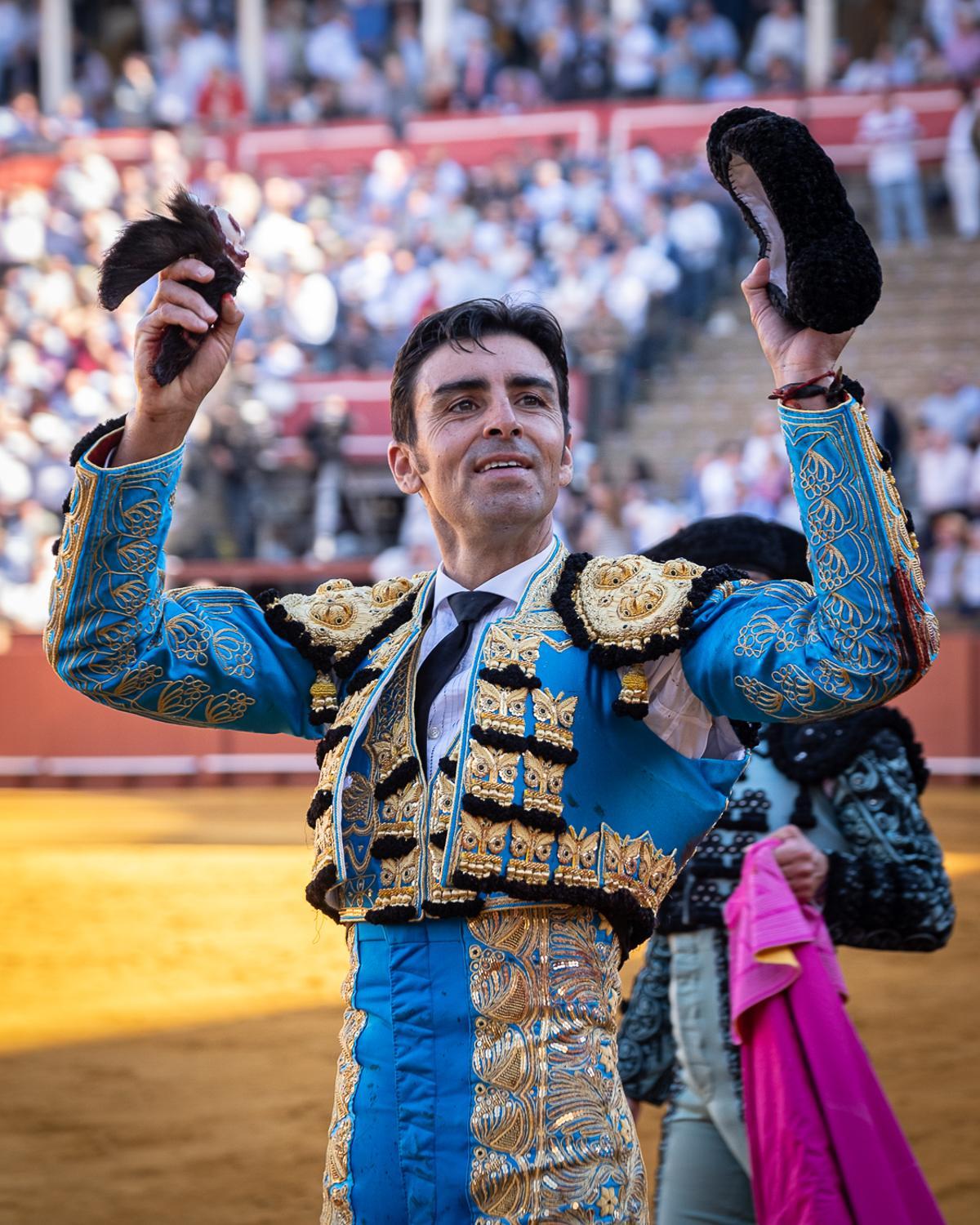 Orgullo del trofeo cortado al de Santiago Domecq.