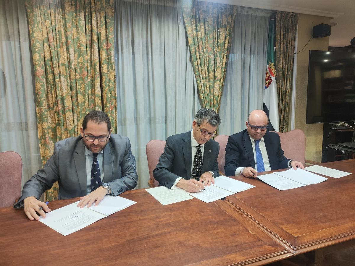 El decano del Colegio de Abogados de Cáceres, Carlos Alberto Montero Juanes; el fiscal Superior de Extremadura, Francisco Javier Montero Juanes, y el decano del Colegio de Abogados de Badajoz, Ildefonso Seller, firman el protocolo.