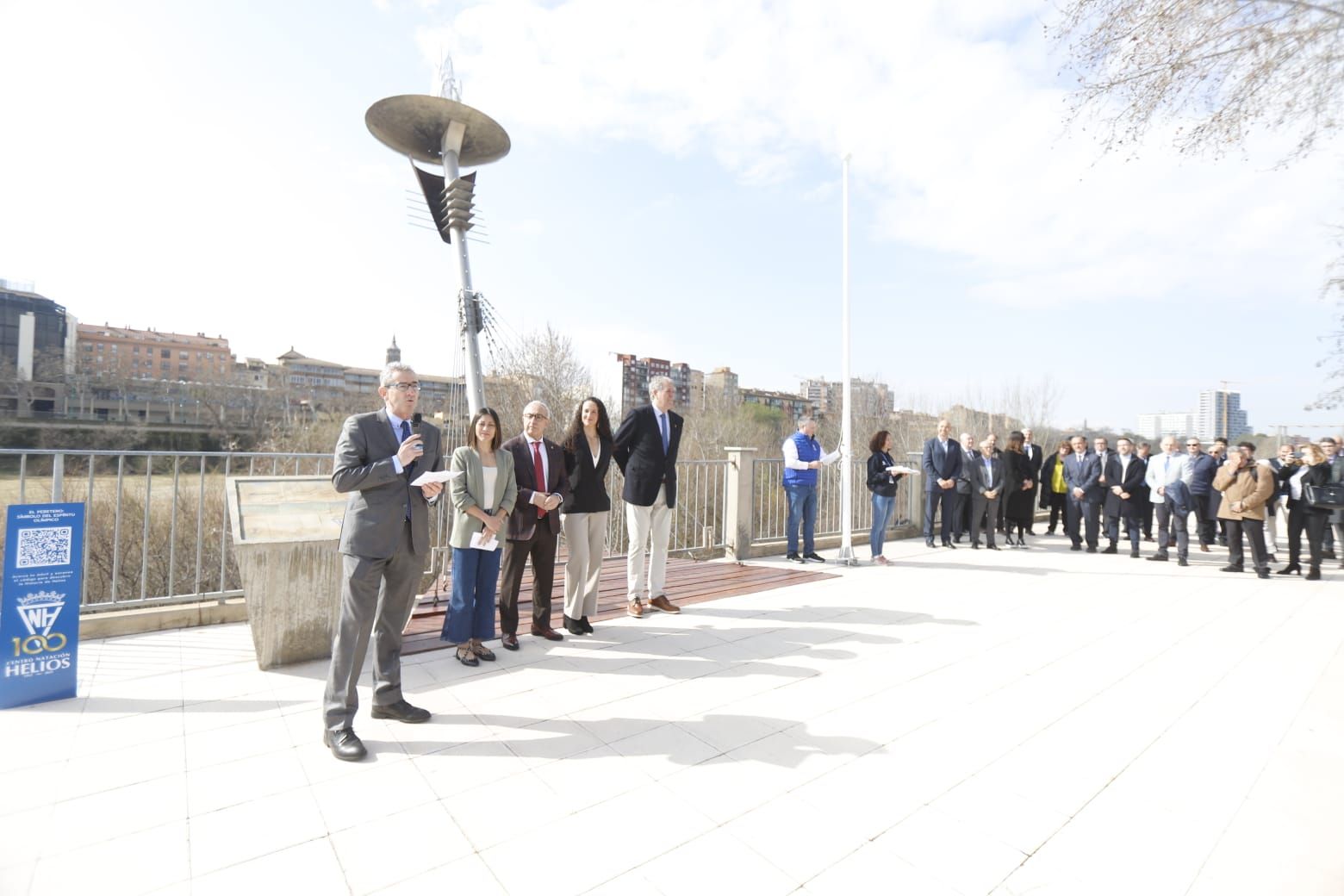 En imágenes | La bandera olímpica ya preside desde las alturas en las instalaciones del CN Helios