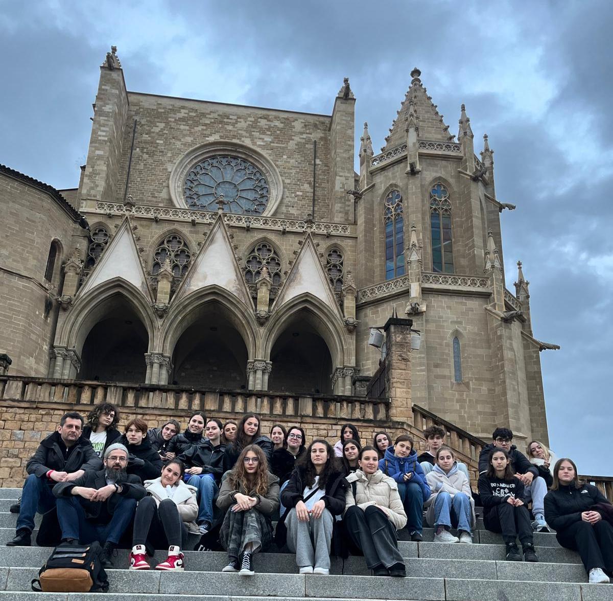 El grup d'alumnes reunit a la Seu de Manresa