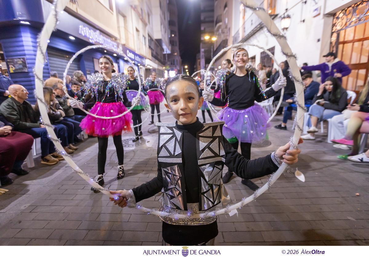 El viento sí respeta la Cavalcada del Ninot de Gandia que luce como nunca