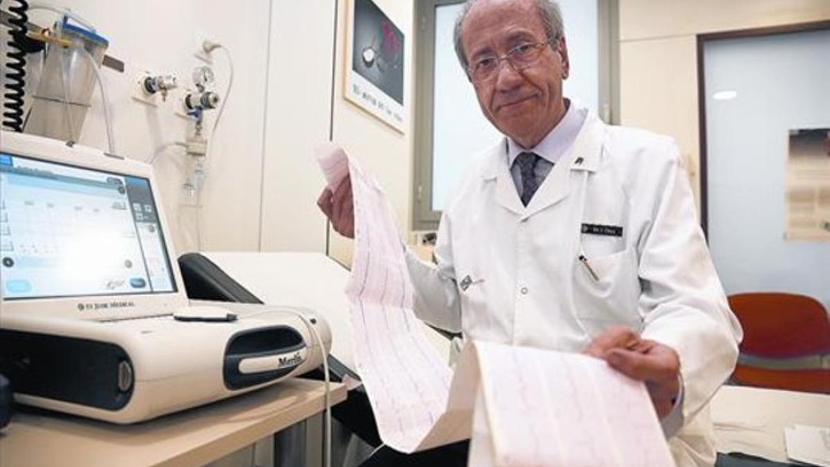 El cardiólogo Joan Cinca junto a un electrocardiógrafo, en el Hospital de Sant Pau de Barcelona, el miércoles.