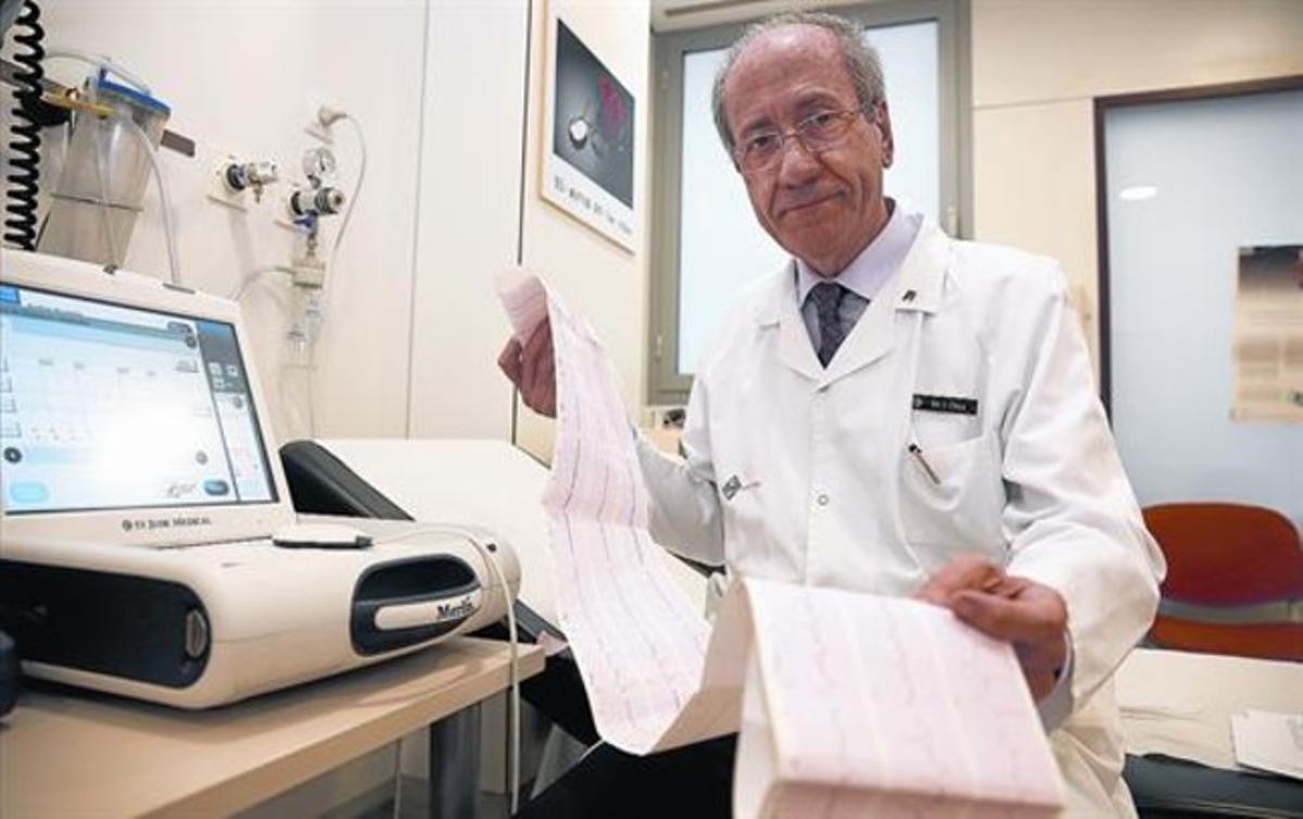 El cardiòleg Joan Cinca amb un electrocardiògraf, a l’Hospital de Sant Pau de Barcelona, dimecres.