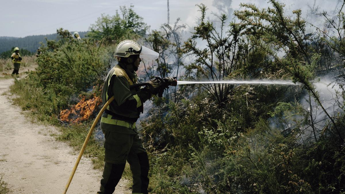 El fuego ya come 230 hectáreas en Boborás, con previsiones de «estabilización»
