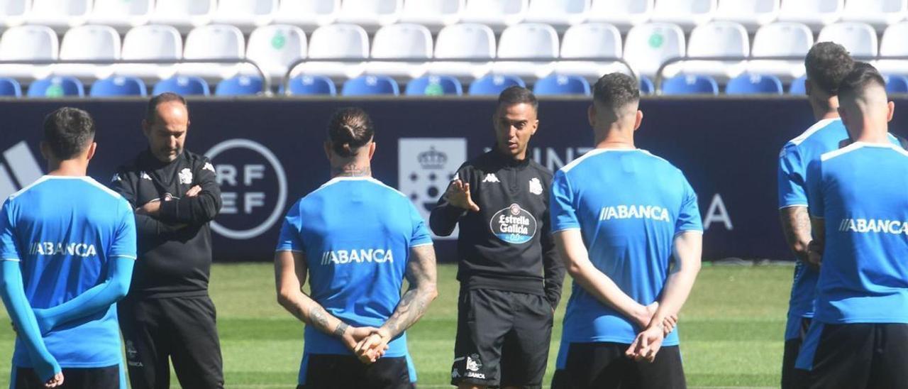 Borja Jiménez da instrucciones a los jugadores durante un entrenamiento en Riazor. |  // CARLOS PARDELLAS