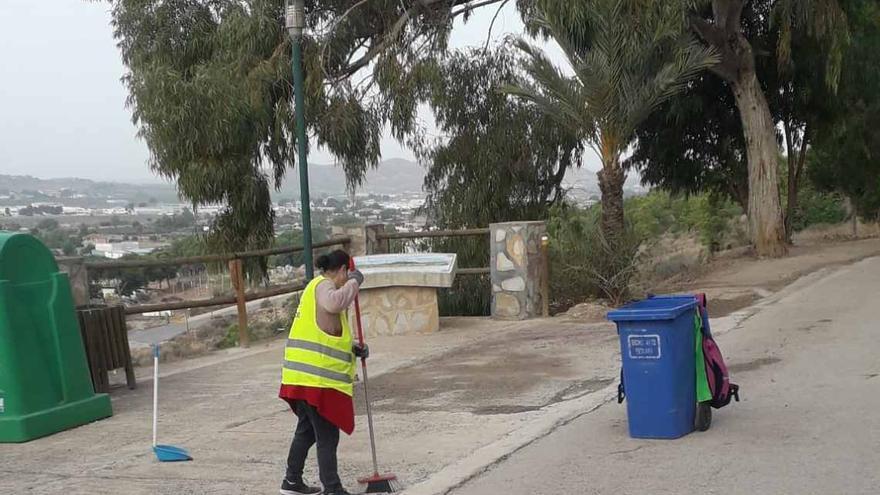 Redován contrata a dos peones agrícolas para el mantenimiento y limpieza del área recreativa de la Ermita