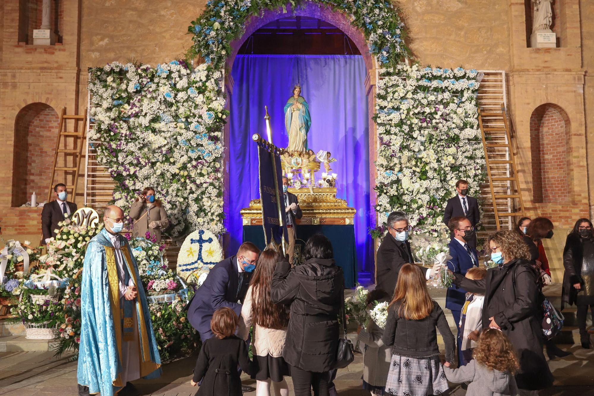 Torrevieja rinde homenaje a su patrona con una ofrenda floral