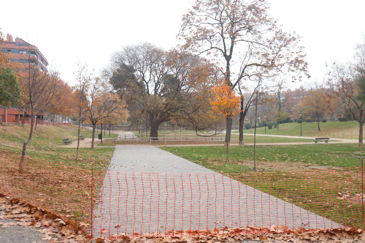 El acceso al almez está ahora restringido por vallas en el parque Bruil.