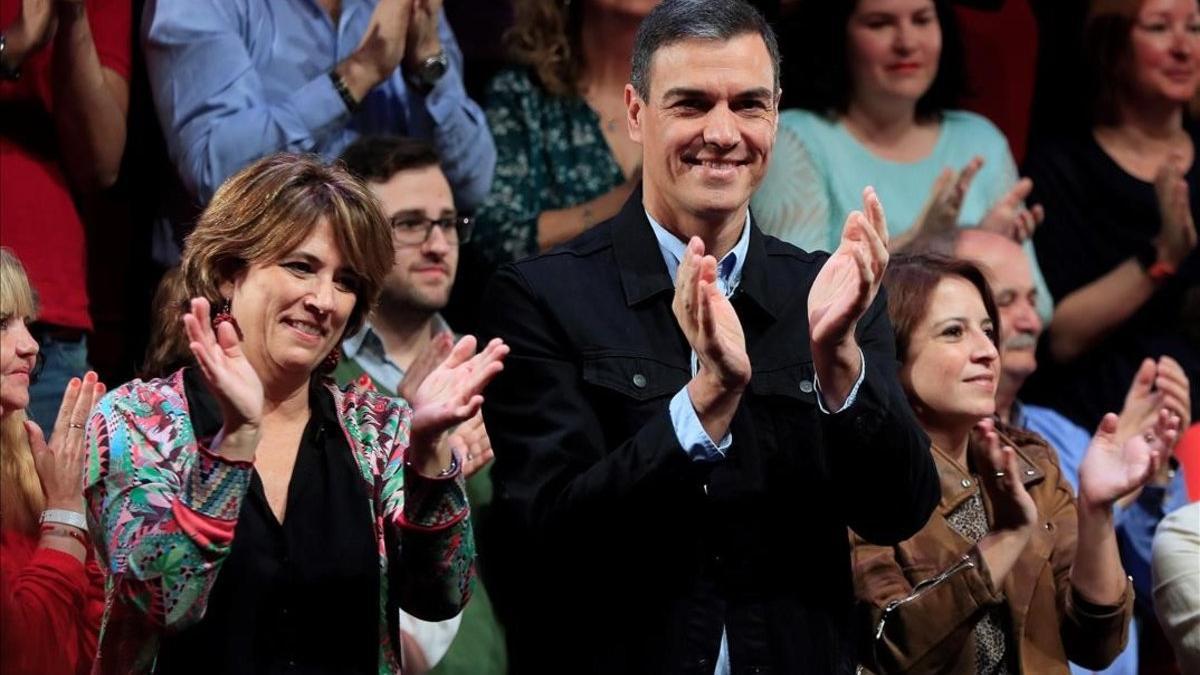 Pedro Sánchez y Dolores Delgado, en un acto electoral en Madrid