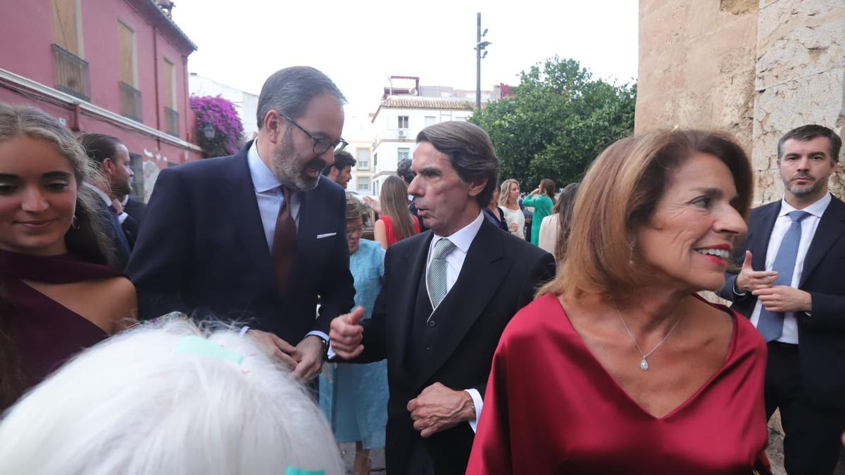 José María Aznar conversa con Adolfo Molina, a la entrada de la Iglesia de San Francisco, junto a Ana Botella.