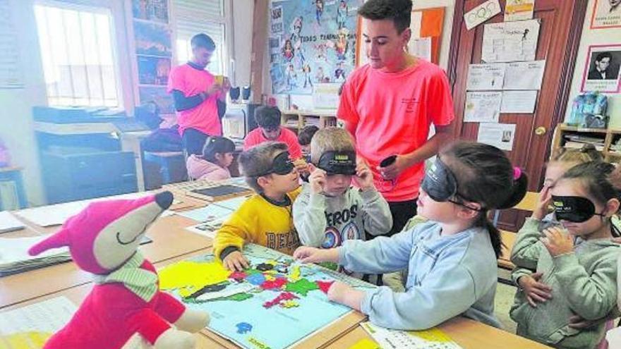 Un grupo de alumnos de la C.P.R. Maestro José Alcolea participa en un taller sensorial.