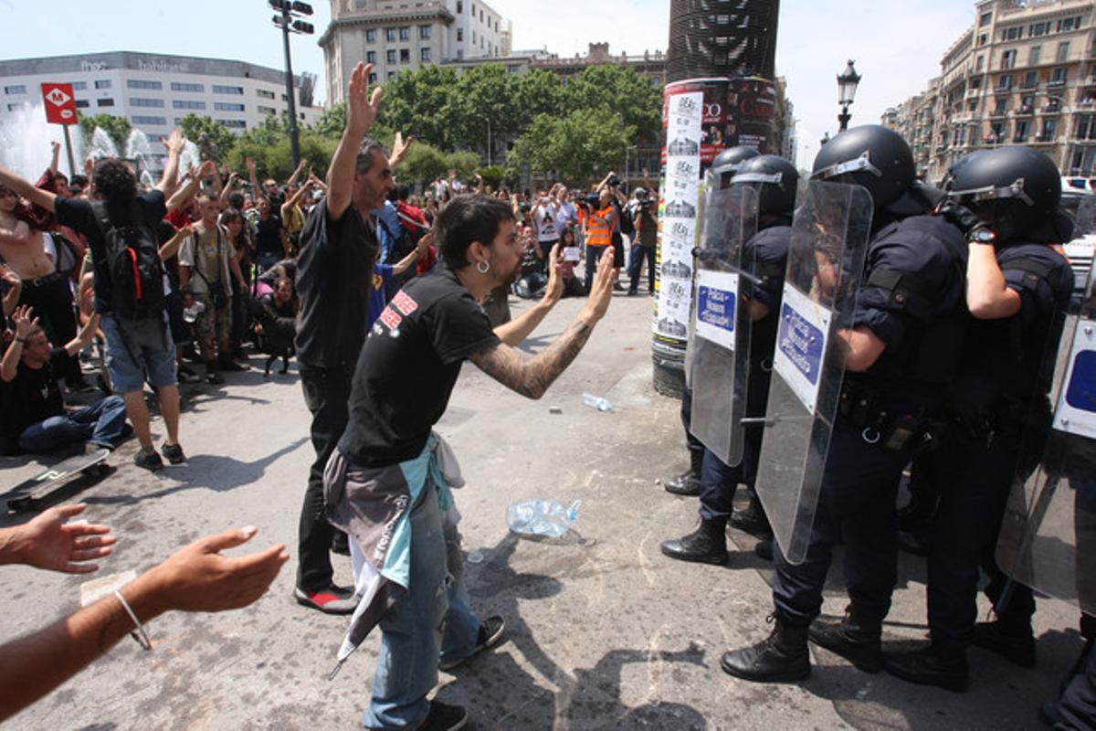 El desallotjament de la plaça de Catalunya, vist per Danny Caminal.