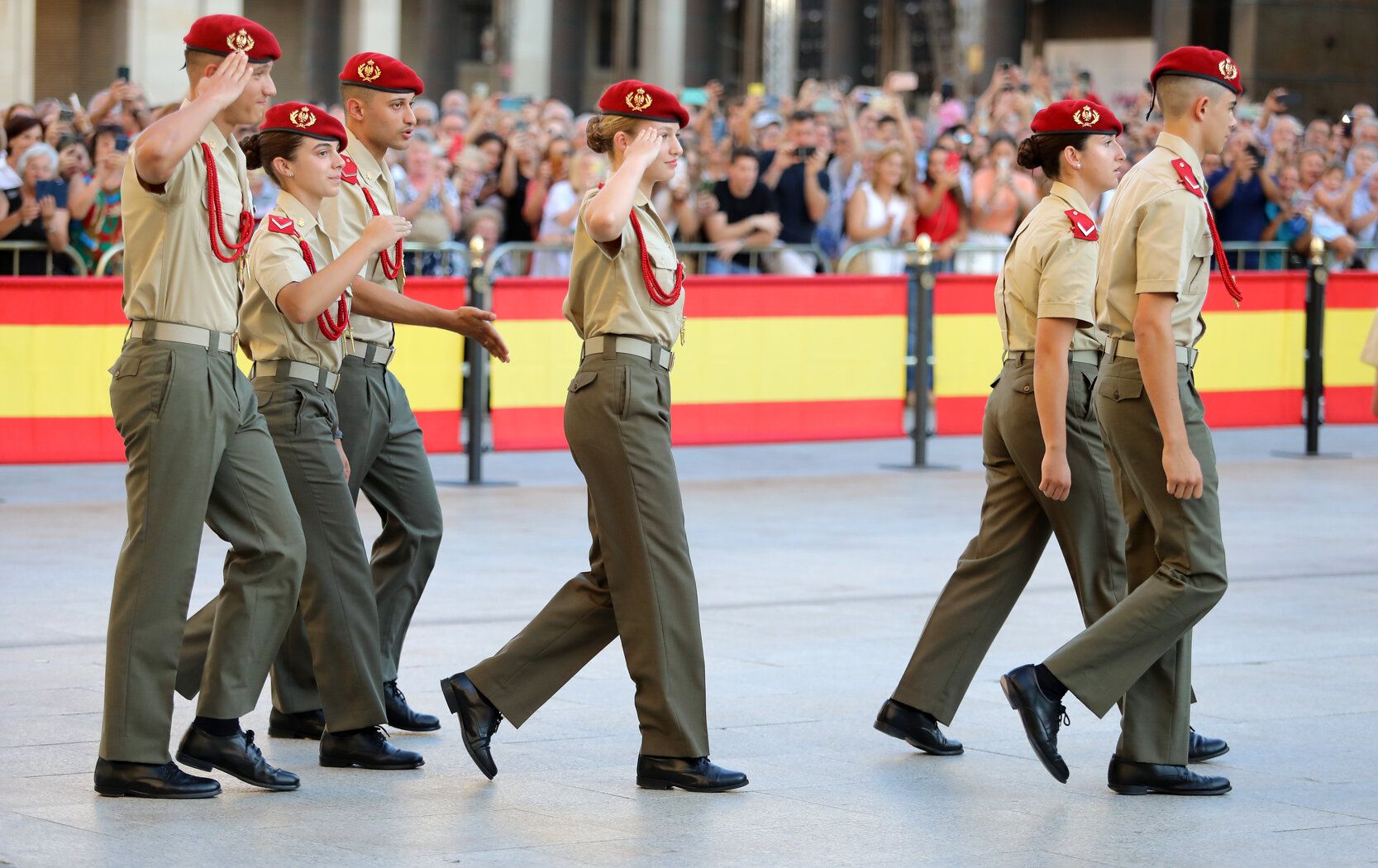 En imágenes | Así ha sido el paso de la Infanta Leonor por Zaragoza