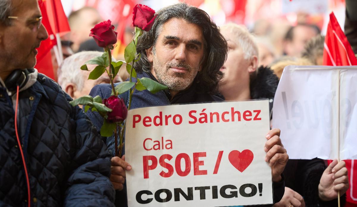 Concentración en Ferraz en apoyo a Pedro Sánchez.