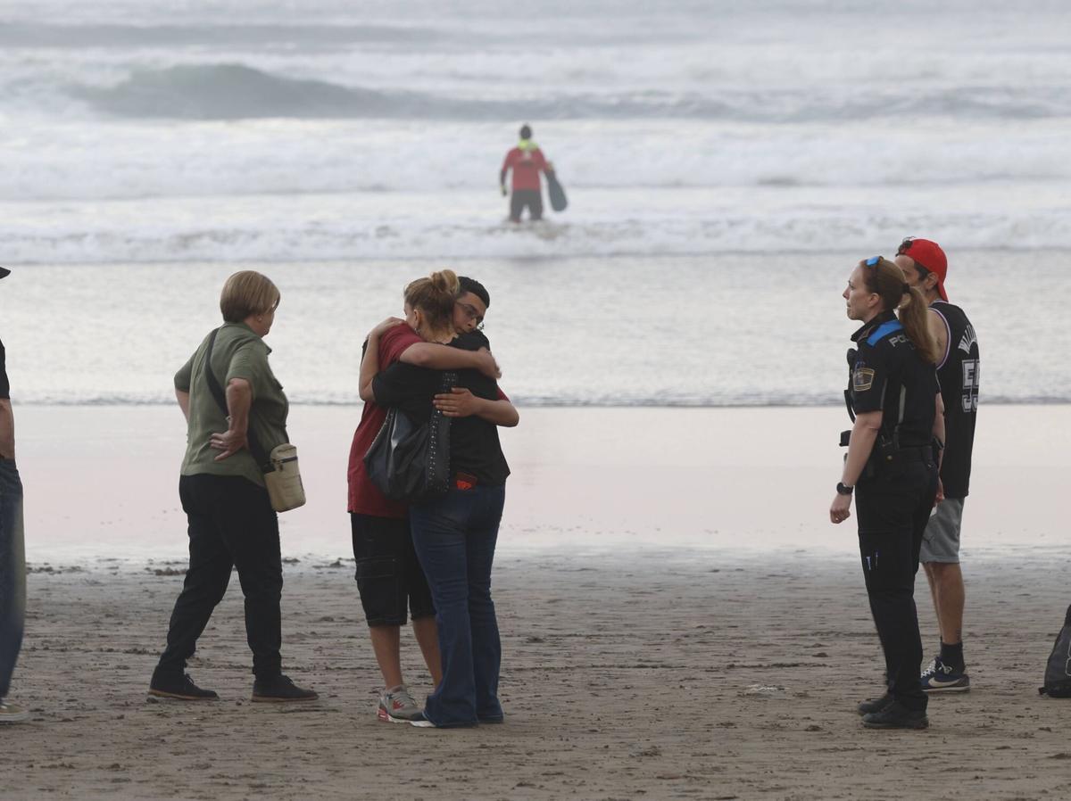 Intensa búsqueda en Salinas del joven Iyán Fariña, desaparecido cuando se bañaba en el mar