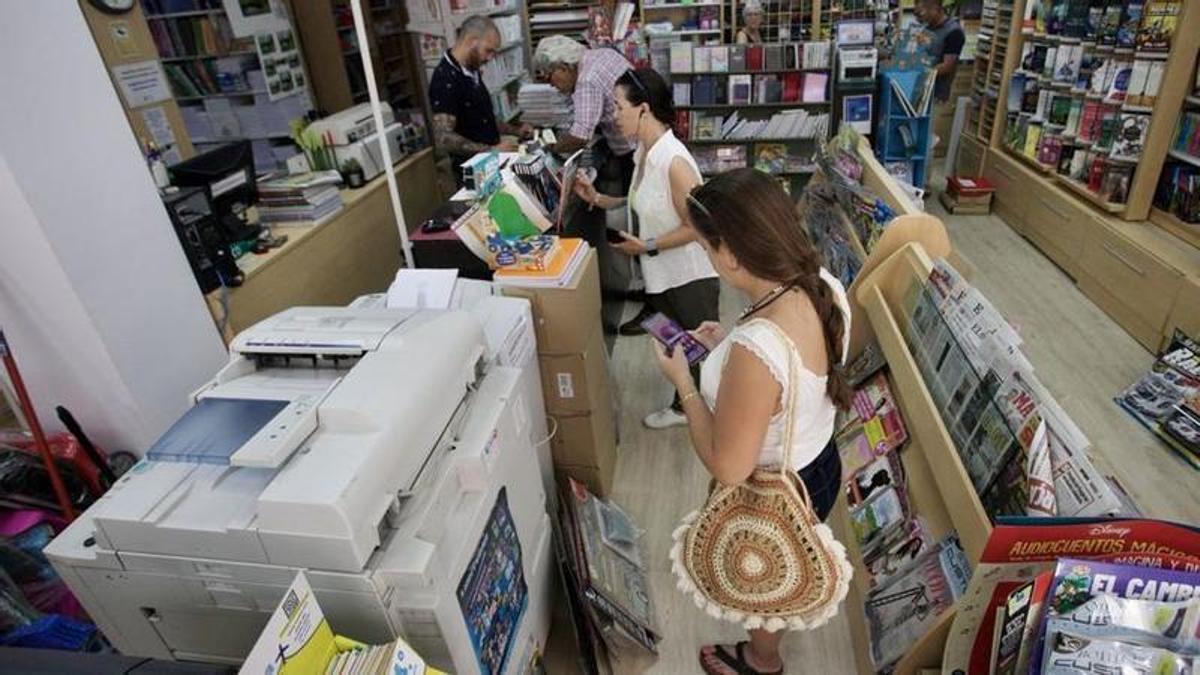 Clientes esperan en una librería de Murcia para recoger los libros encargados.